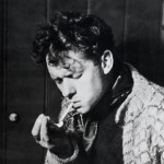 Dylan Thomas bln encendiendo cigarrillo