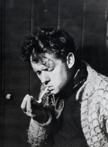 Dylan Thomas bln encendiendo cigarrillo
