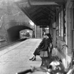 R. Varela- Mujer sentada en la estación(foto 7)