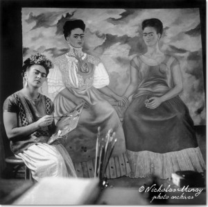 Frida pintando "Las dos Fridas", fotografía de Nicholas Muray (1939)