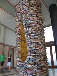 Torre del libros en la entrada de la Biblioteca Pública de Praga
