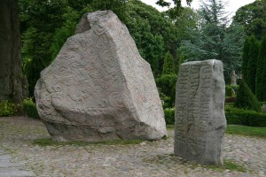 kohan10 jelling-stones, Dinamarca, talladas por el rey Gorm el Veijo