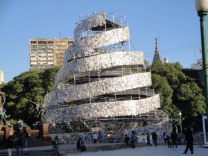 Marta Minujin - Torre de Babel - Instalación