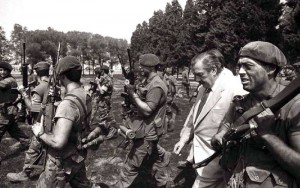 Raúl Alfonsín rodeado de carapintadas