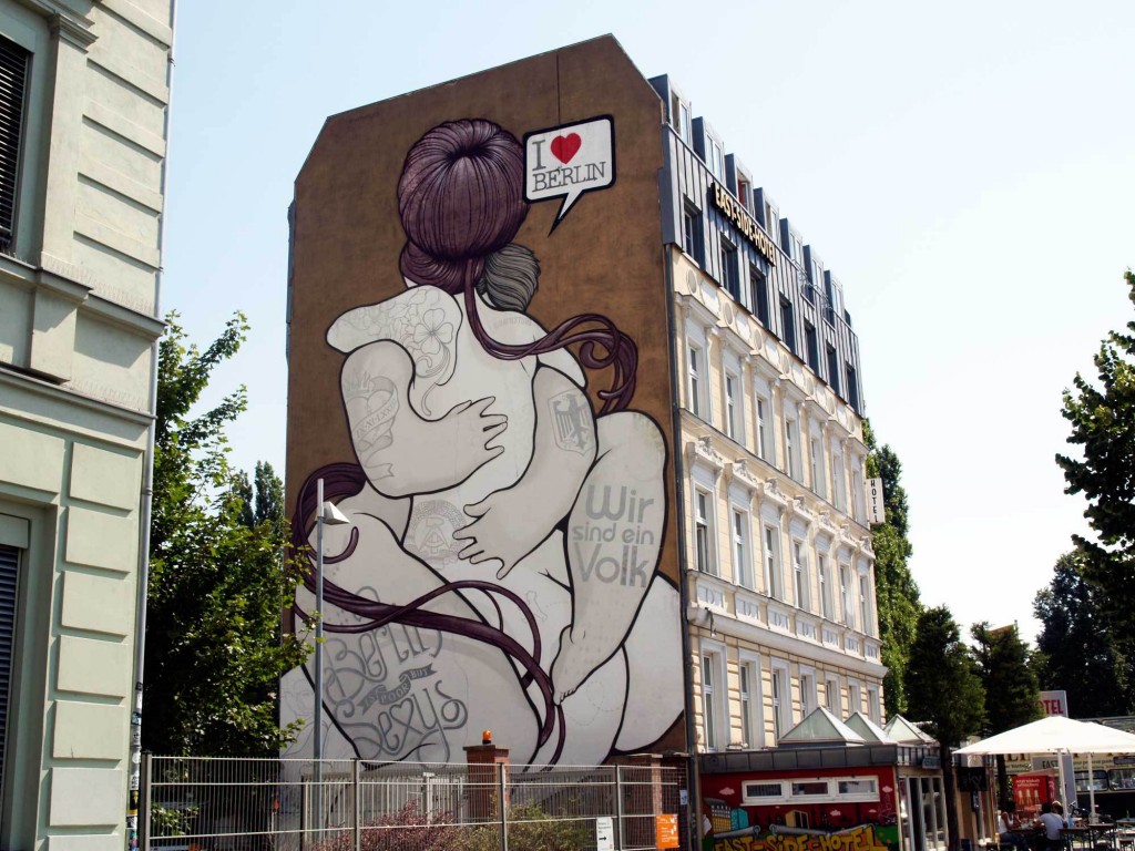 Boa Mistura. "El abrazo". Arte Urbano, Berlín.