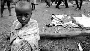Una niña que huye de Kigali, la capital ruandesa devastada por la guerra, el 27 de mayo de 1994. Alexander Joe - AFP