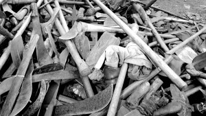 Una pila de machetes y hachas confiscadas a las milicias hutus, el 16 de julio de 1994 en la ciudad fronteriza de Goma, en Republica Democrática del Congo. Pascal Guyot - AFP