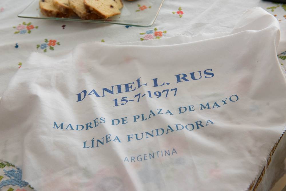 Pañuelo con el nombre de Daniel Rus perteneciente a Sara Rus. Fotografía: Diego Grispo.