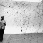 Imagen 08 – Gego junto a su Reticulárea en 1980.
