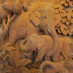 15122874-Elefante-Tallado-en-Bosque-Alto-relieve-y-la-escultura-en-Tailandia-Foto-de-archivo