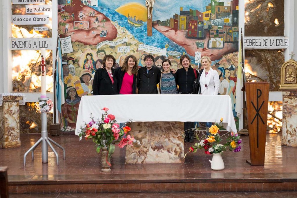 Paco Olveira y el Anartista en la Iglesia Isla Maciel. Fotografía: Diego Grispo.