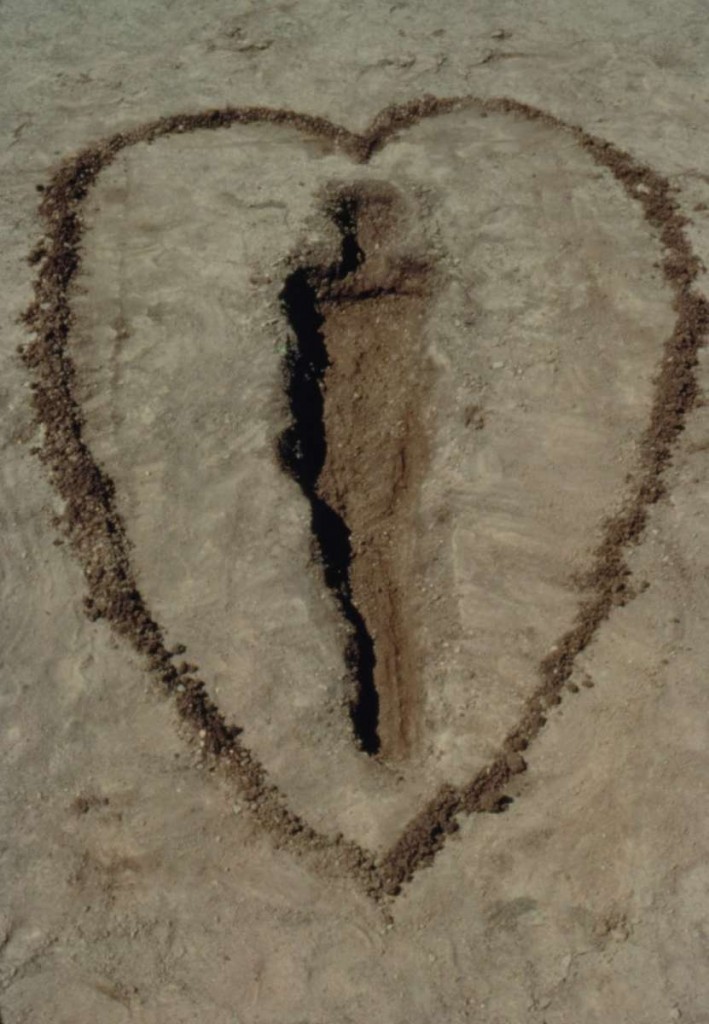 Ana Mendieta. "Silueta en la arena con corazón."