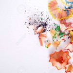 77105220-madera-de-color-lápiz-afilado-virutas-en-blanco-como-fondo-abstracto-arte-y-educación