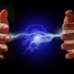 8848695-manos-y-descarga-electrica-sobre-fondo-negro