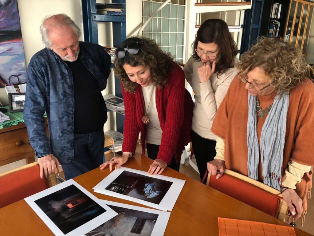 Oscar Pintor con el Anartista y sus  fotos inéditas. Fotografía: Carolina Diéguez.