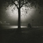 Brassai. «Pareja en una banco de noche».