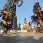 juvenil 4 danzantes aztecas culturales,en la Plaza del Zócalo, México actual
