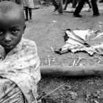 Una niña que huye de Kigali, la capital ruandesa devastada por la guerra, el 27 de mayo de 1994. Alexander Joe – AFP