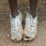 zapatillas-rotas-pobreza-1024×768
