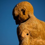 El Silencio de Otros. Las estatuas que aparecen en El Silencio de Otros, en la cima del Valle del Jerte, por el escultor Francisco Cedenilla. Crédito: Almudena Carracedo.
