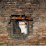 Vieja praed de ladrillos de un edificio en ruinas. Pintura.