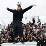 FOTO DE ARCHIVO. La exestrella de fútbol Diego Maradona balancea un balón en su cabeza durante una sesión de fotos para «Maradona de Kusturica» del director serbio Emir Kusturica en el 61º Festival de Cine de Cannes.